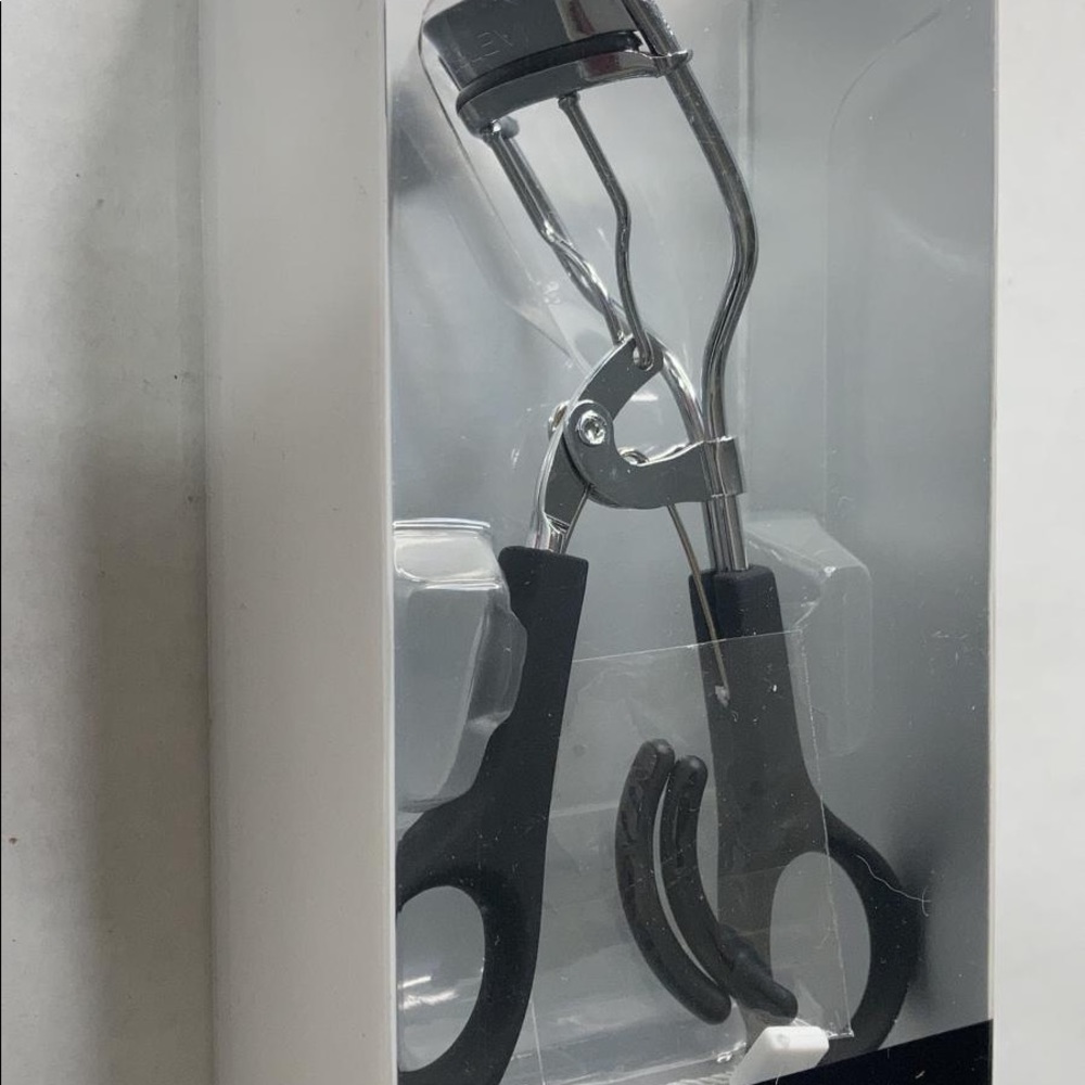 NIB Deluxe eyelash curler